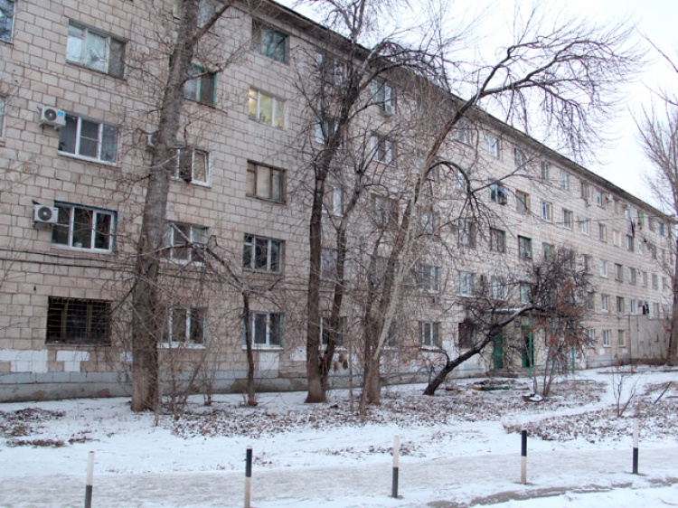 Жильцы общежития в центре Волжского год не могут откреститься от ремонта за свой счёт 35.172.230.154 