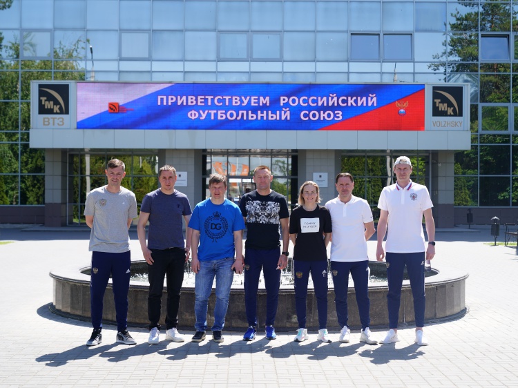 Звезды российского футбола попробовали себя в роли металлургов на ВТЗ