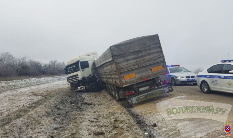 Вторая смерть за сутки: под Волгоградом «Kia» столкнулась с грузовиком