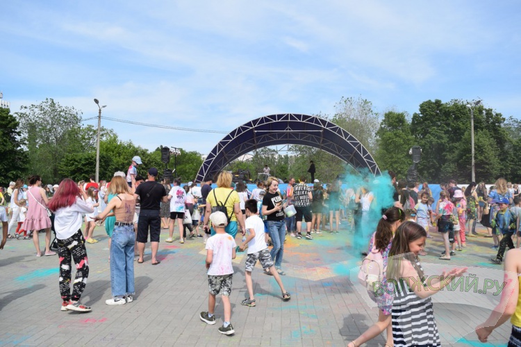 Яркие краски и много пены: в Волжском отпраздновали День защиты детей
