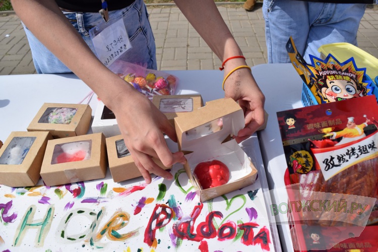Яркие краски и много пены: в Волжском отпраздновали День защиты детей