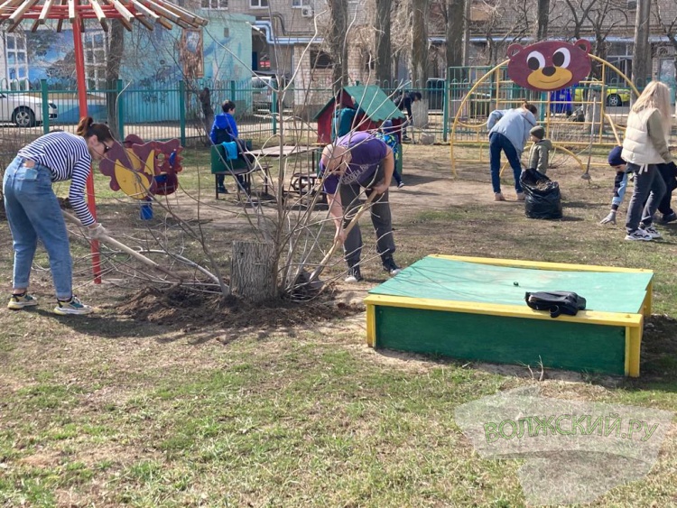 Жители Волжского семьями расчищали территории детсадов и школ