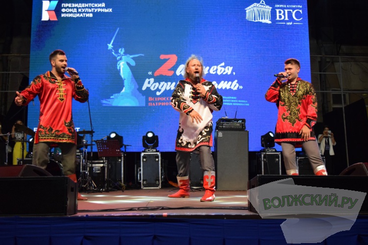 Звезды эстрады и фейерверк: в Волжском прошел патриотический фестиваль