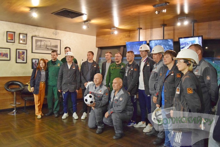 Звезды российского футбола попробовали себя в роли металлургов на ВТЗ