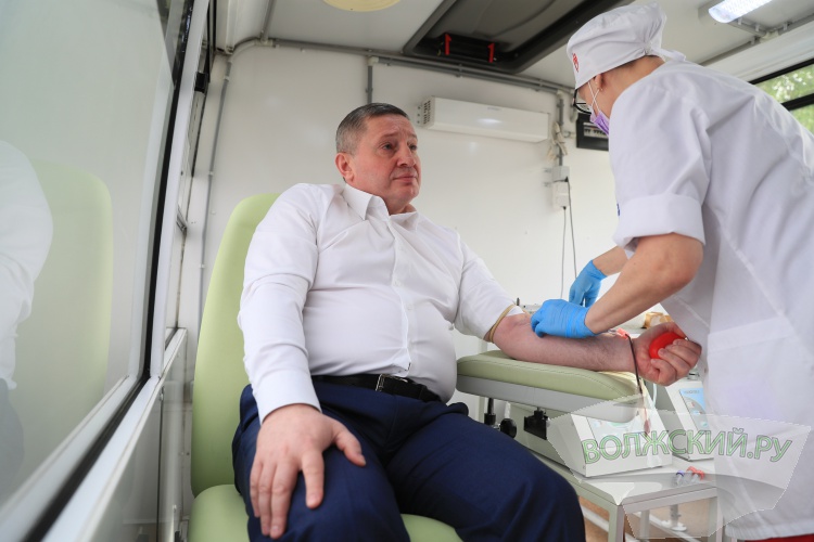  Губернатор Волгоградской области поделился кровью