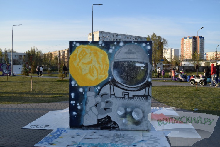 Барабаны, краски, телескоп: в Волжском творчески отметили День космонавтики