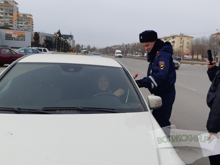 Безопасность и тюльпаны: в Волжском автоинспекторы поздравили женщин-водителей