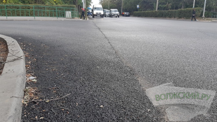 «Бугры» и «ступеньки»: в Волжском выбранный чиновниками подрядчик не справляется с ремонтом дорог по БКД