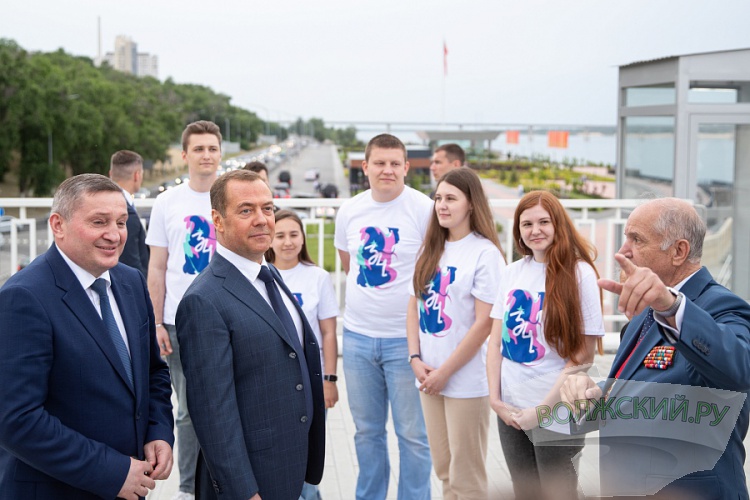 Дмитрий Медведев побывал на полигоне Прудбой и пообщался с ветеранами Волгограда