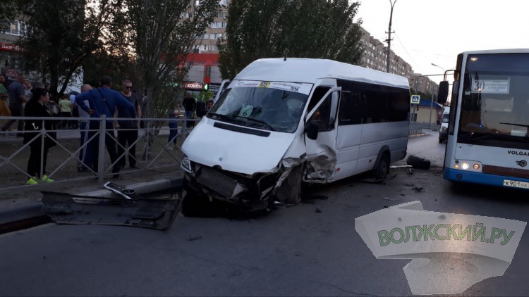 Гонки по городу: волгоградец на «BMW» устроил жесткое ДТП с маршруткой в Волжском
