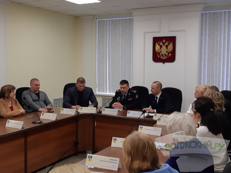 «Грабили и били детей»: глава полиции Волжского отчитался перед депутатами