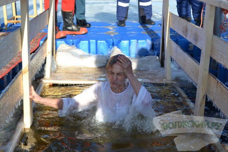 «Как креститься?»: волжане массово окунаются в ледяную воду на Крещение