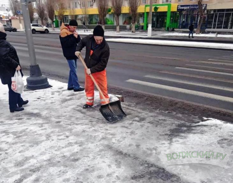 КамАЗы и тракторы: в Волжском от снега и наледи обработали более 250 км дорог