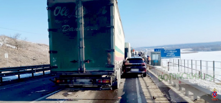 На ростовской трассе столкнувшиеся фуры блокировали проезд
