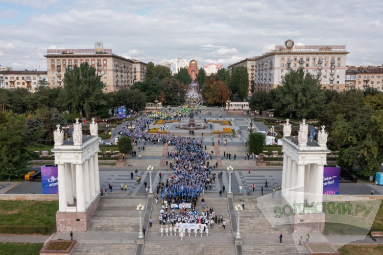 Новобрачные, парад студентов и гала-концерт: Волгоград отмечает 434-летие