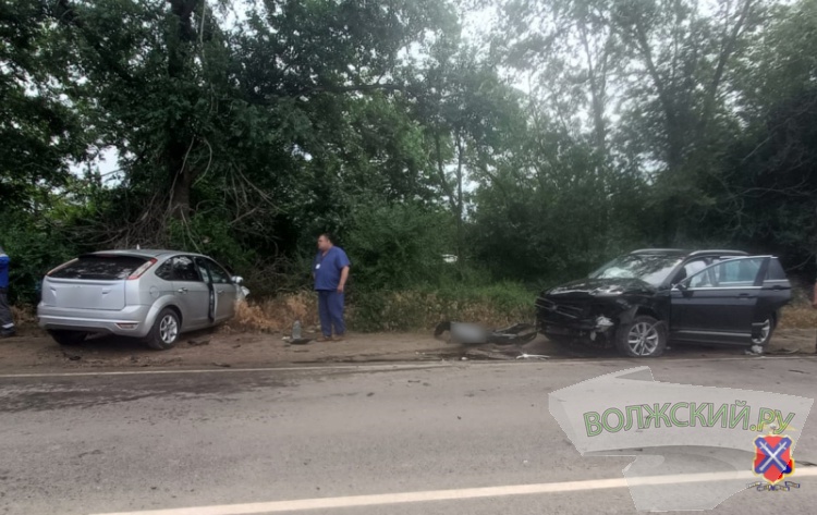 Под Волгоградом в ДТП с тремя машинами пострадали 4 человека