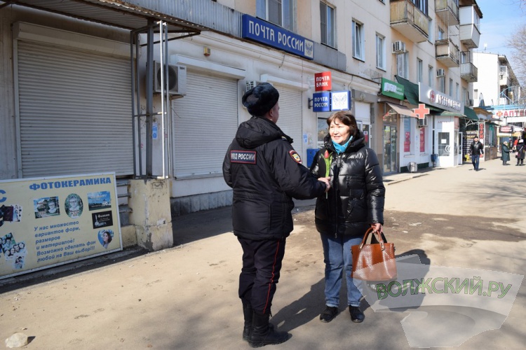«Полиция приносит радость»: В Волжском сотрудники ППС поздравили волжанок на улице