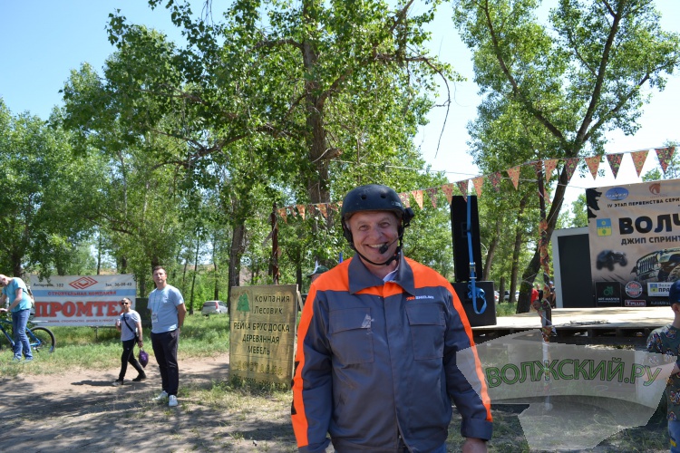 Пыль, бездорожье и «богатыри в машинах»: в Волжском впервые прошёл джип-спринт