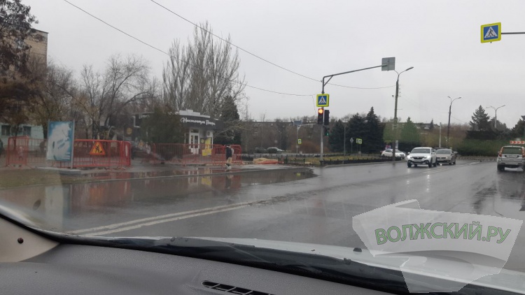 Разуклонка и забитые ливневки: отремонтированные дороги Волжского утонули после дождя