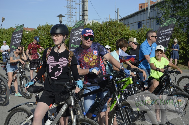 С флагами и самоваром: сотни велосипедистов проехали по улицам Волжского в День России