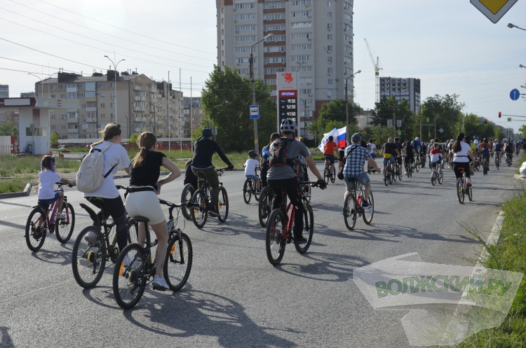С флагами и самоваром: сотни велосипедистов проехали по улицам Волжского в День России