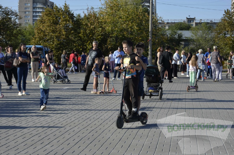 Самокаты, ПДД и подарки: в Волжском прошел марафон «Безопасная мобильность»