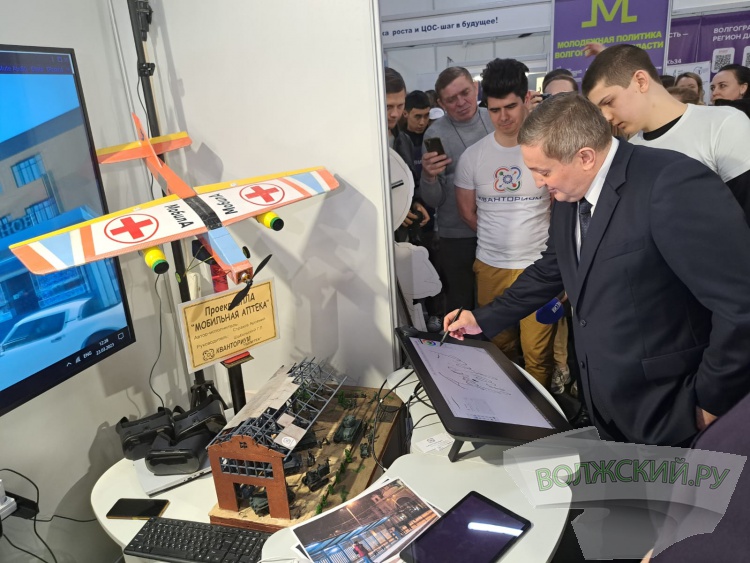 Студенты Волжского политеха показали губернатору виртуальный тренажёр