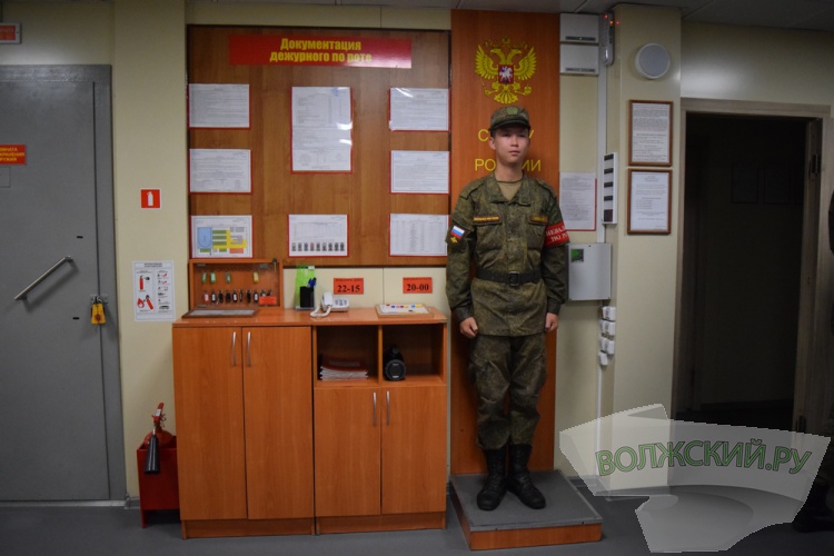 Учебные тренажеры и испытания в барокамере: волжские школьники посетили воинскую часть на Зелёном
