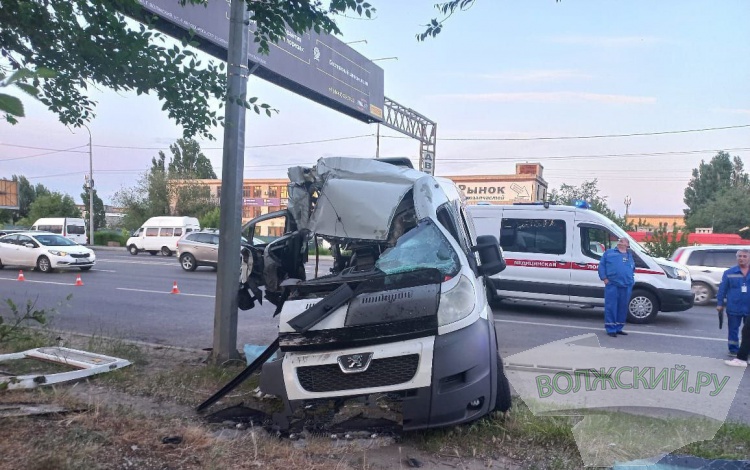 В Волгограде маршрутка с «родственниками» влетела в столб: пассажир погиб