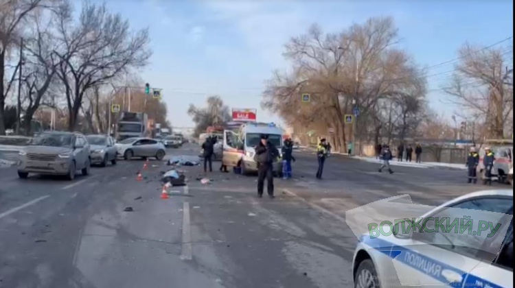 В Волгограде в ДТП с «КамАЗом» погибли пассажиры маршрутки