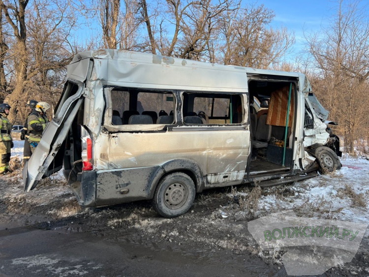 В Волгограде в ДТП с «КамАЗом» погибли пассажиры маршрутки