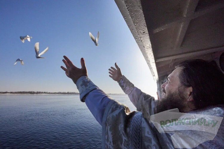 В Волгограде во время водного крестного хода освятили Волгу и выпустили голубей