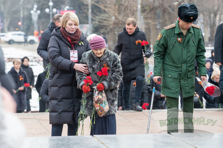 В Волгограде возложили цветы к Вечному огню