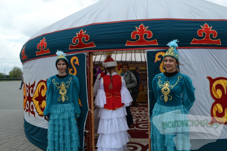 Весна, традиции и плов: сотни жителей Волжского отпраздновали «Наурыз»
