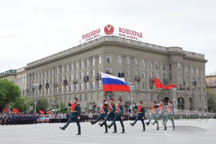 Военный парад, самолеты, корабли: в Волгограде масштабно отпраздновали День Победы