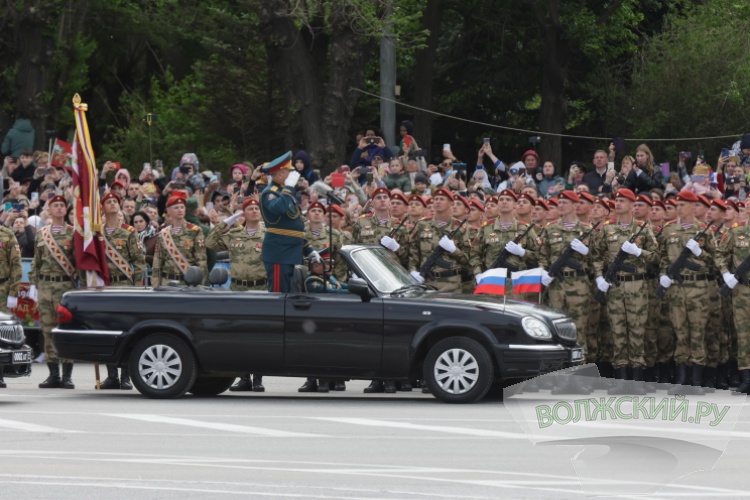 Военный парад, самолеты, корабли: в Волгограде масштабно отпраздновали День Победы