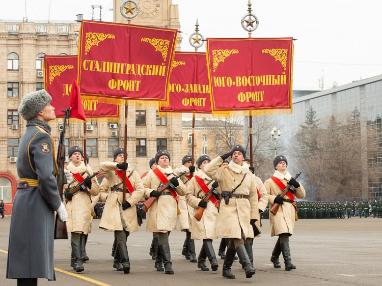 1,5 тысячи человек, Т-34 и АН-2: в Волгограде прошёл парад 3.238.250.73 