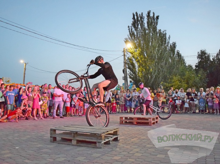 Акробатика, велотрюки, силачи: волжане отметили День города на спорте