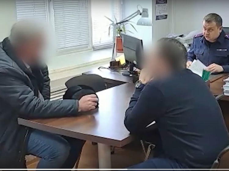 Бывший волжский чиновник попал под следствие в Волгограде из-за взяток
