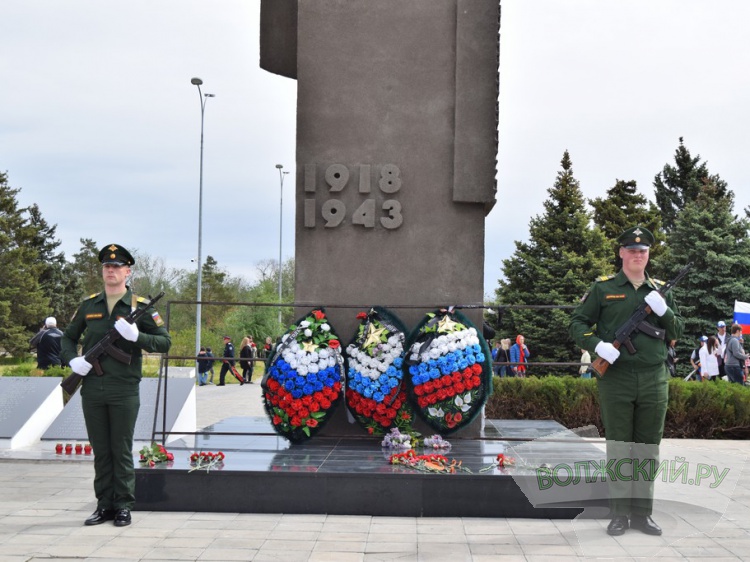 День Победы: волжане почтили память павших героев Великой Отечественной войны 18.207.240.77 