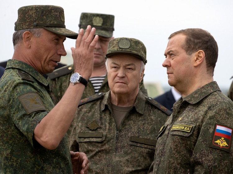 Дмитрий Медведев побывал на полигоне Прудбой и пообщался с ветеранами Волгограда