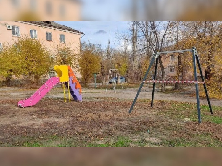 Дождались: в четырех дворах Волжского обновляют детские площадки 3.80.4.147 