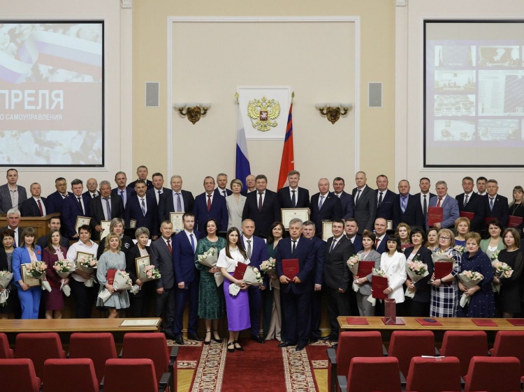 Глава Волжского и его подчинённые получили награды губернатора и облдумы