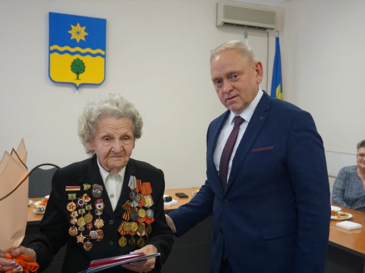 Глава Волжского вручил ветеранам памятные и почётные знаки
