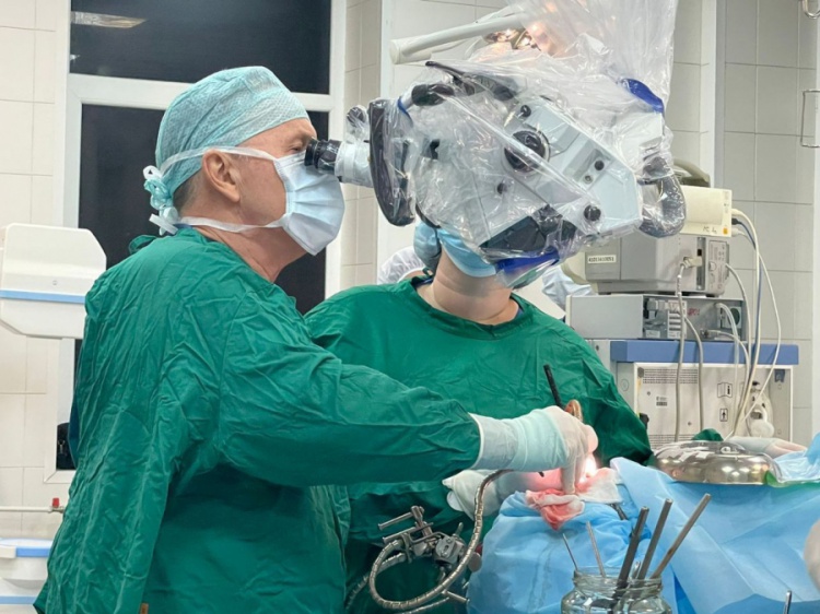 Главный нейрохирург Минздрава РФ учит волгоградцев оперировать артериальные аневризмы