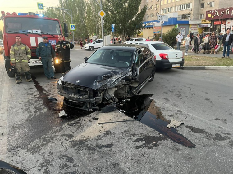 Гонки по городу: волгоградец на «BMW» устроил жесткое ДТП с маршруткой в Волжском