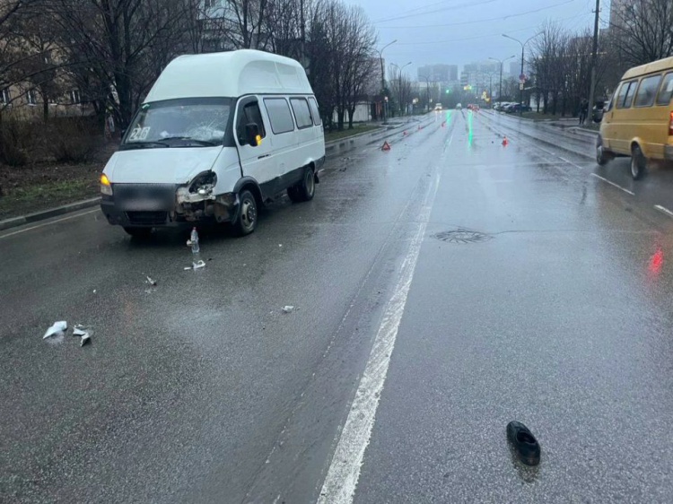 Ходил по дороге: в Волжском маршрутка сбила насмерть пешехода