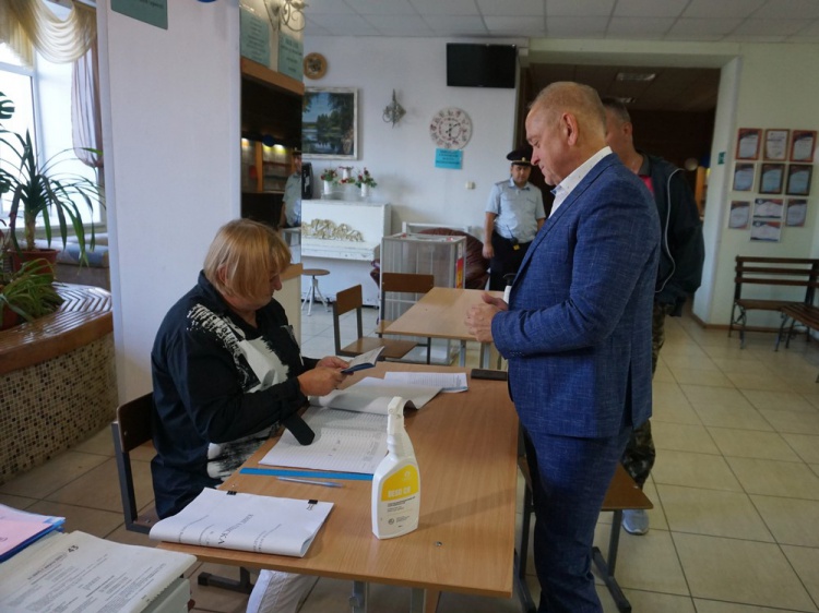 Игорь Воронин одним из первых проголосовал на выборах в гордуму