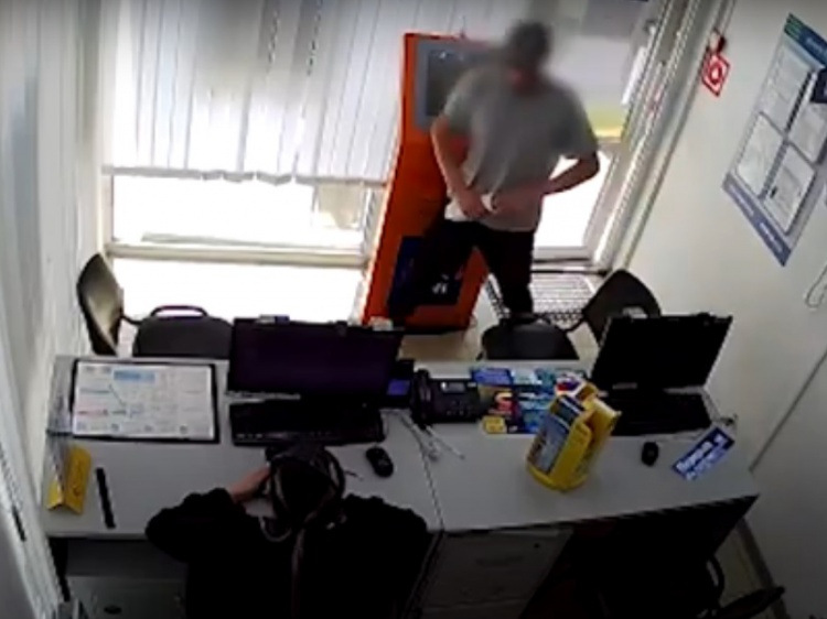 Из-за долга и одежды: в Волгограде мужчина с «кислотой» ограбил офис микрозаймов
