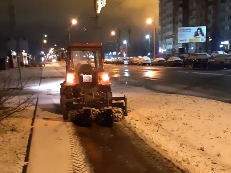 КамАЗы и тракторы: в Волжском от снега и наледи обработали более 250 км дорог 35.175.201.191 